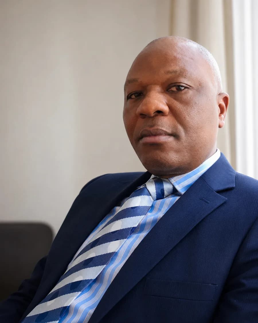 Portrait de Cibangu Civuadi, Administrateur associé, en costume bleu marine.